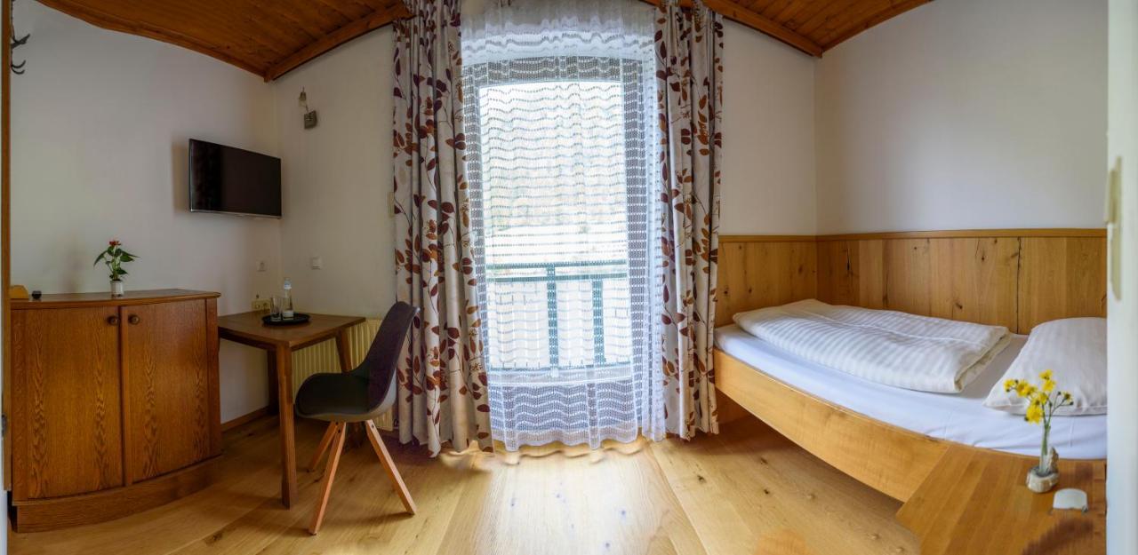 Hotel Landhaus Ausswinkl Russbach am Pass Gschutt Bagian luar foto