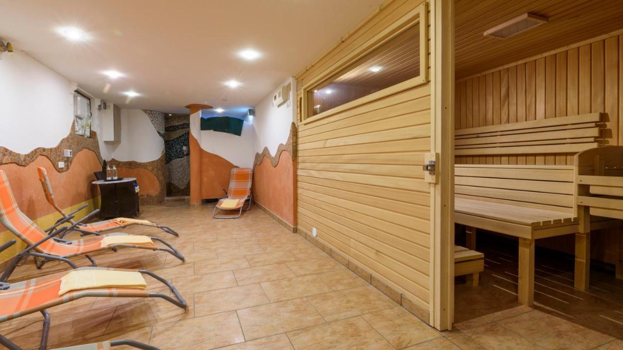 Hotel Landhaus Ausswinkl Russbach am Pass Gschutt Bagian luar foto