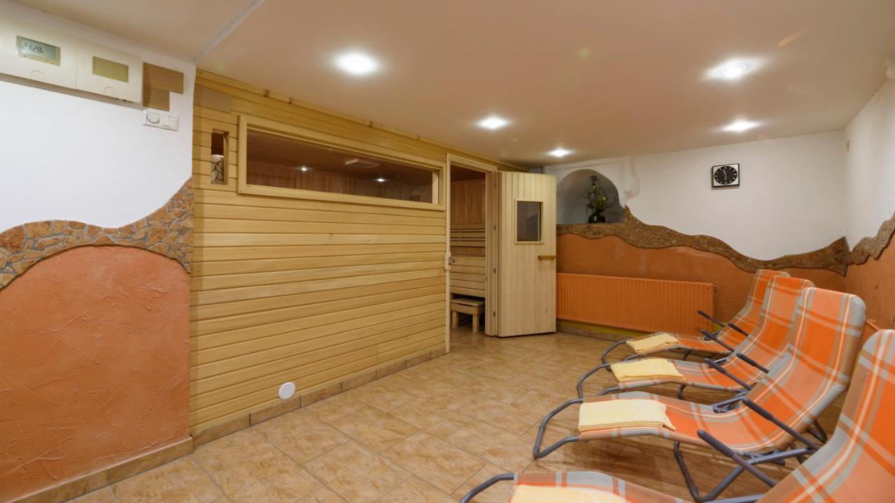 Hotel Landhaus Ausswinkl Russbach am Pass Gschutt Bagian luar foto
