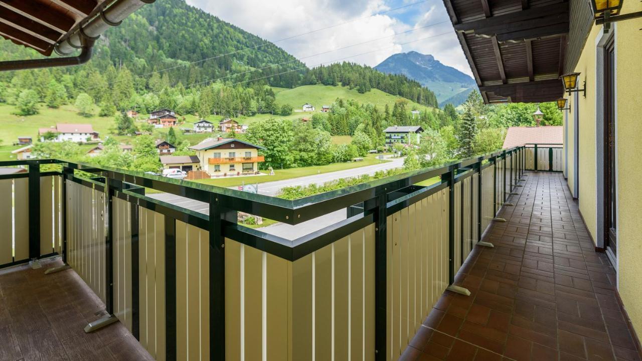 Hotel Landhaus Ausswinkl Russbach am Pass Gschutt Bagian luar foto