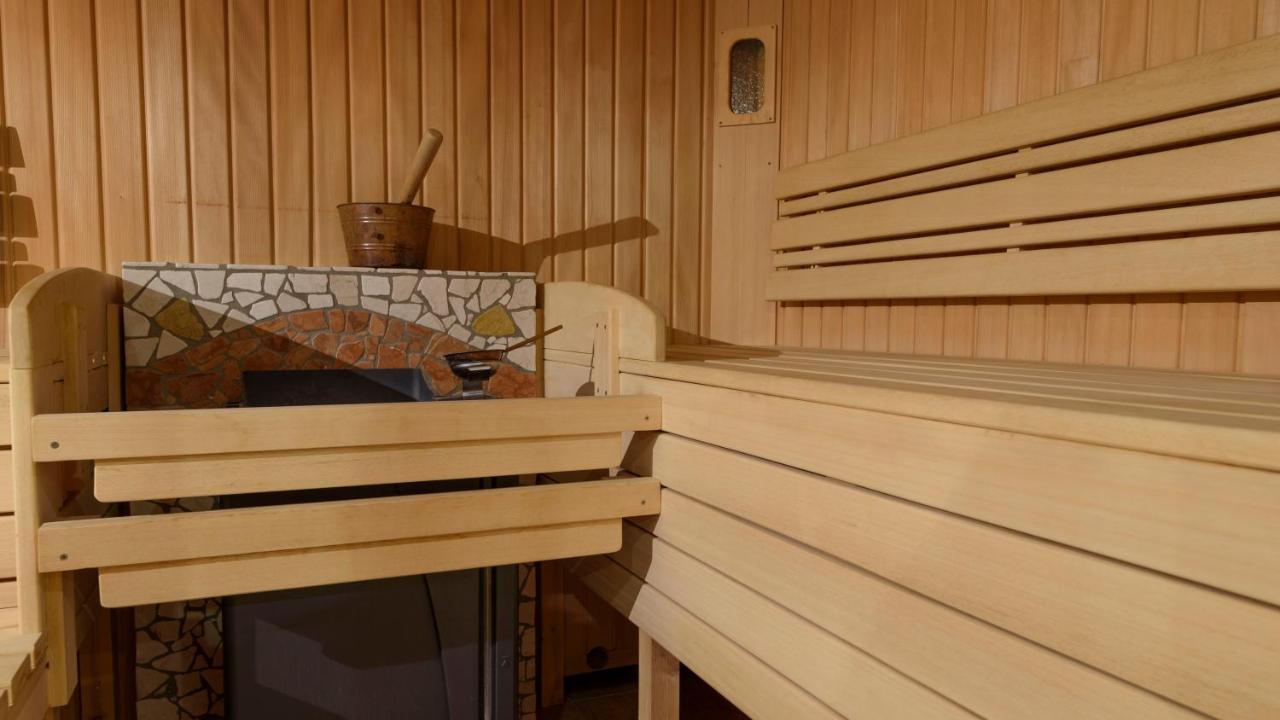 Hotel Landhaus Ausswinkl Russbach am Pass Gschutt Bagian luar foto