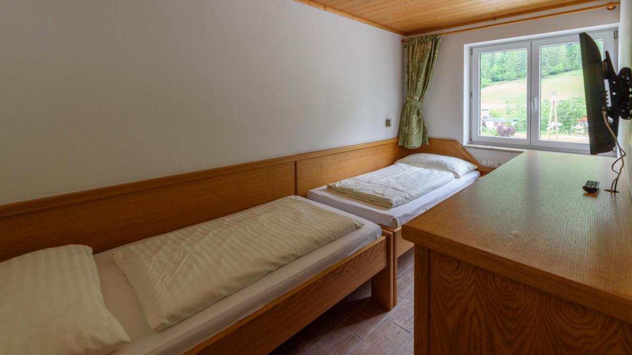Hotel Landhaus Ausswinkl Russbach am Pass Gschutt Bagian luar foto
