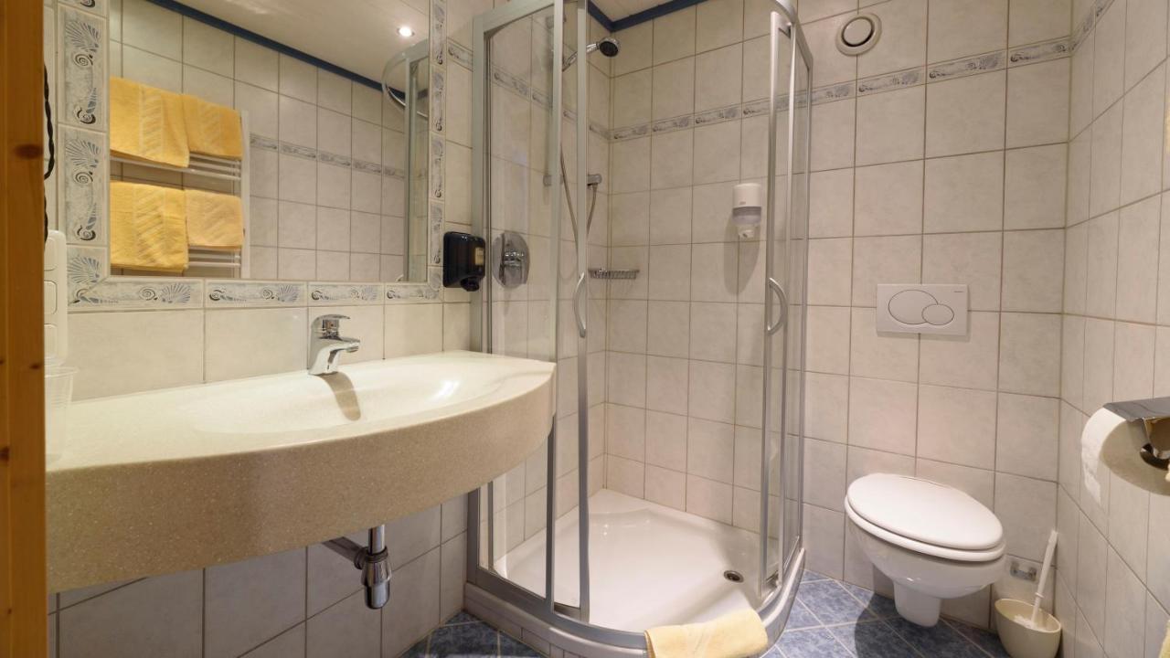 Hotel Landhaus Ausswinkl Russbach am Pass Gschutt Bagian luar foto