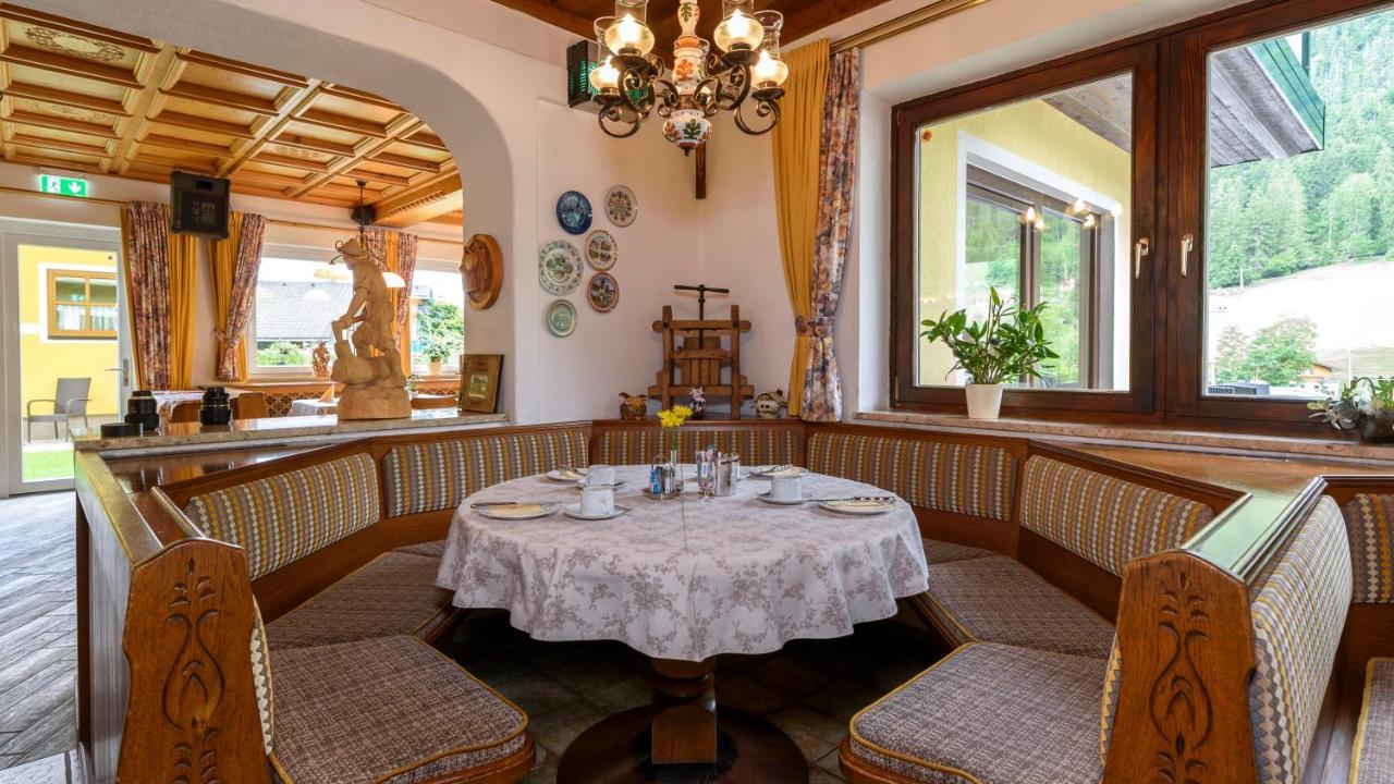 Hotel Landhaus Ausswinkl Russbach am Pass Gschutt Bagian luar foto