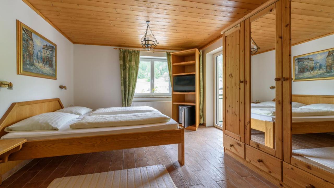 Hotel Landhaus Ausswinkl Russbach am Pass Gschutt Bagian luar foto