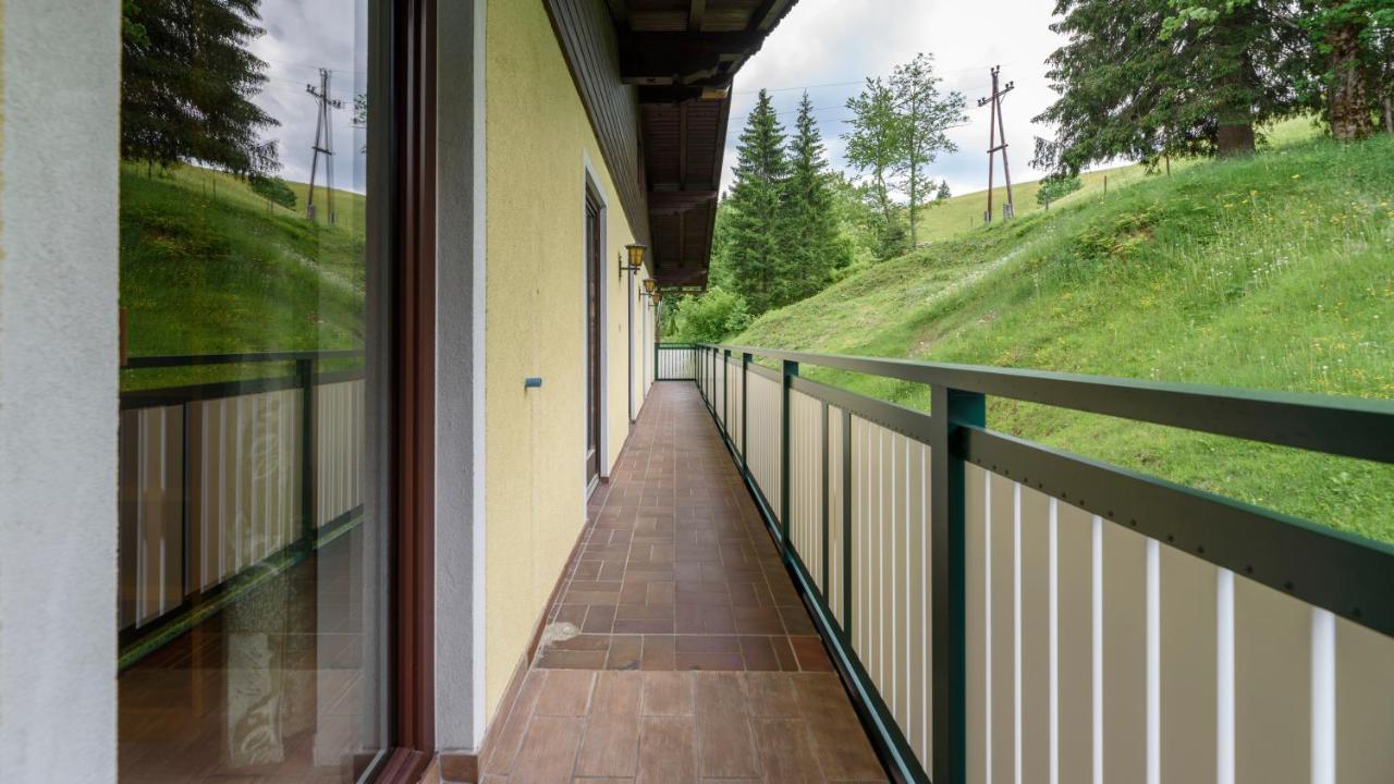 Hotel Landhaus Ausswinkl Russbach am Pass Gschutt Bagian luar foto