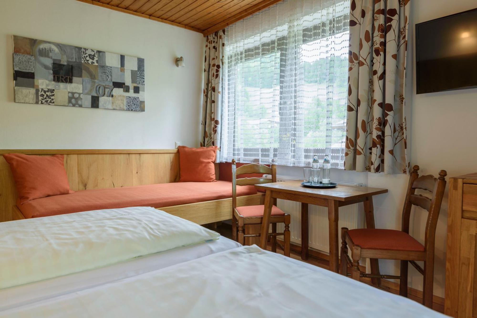 Hotel Landhaus Ausswinkl Russbach am Pass Gschutt Bagian luar foto